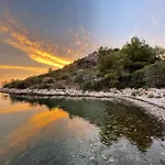 Kovaceva Bay * تكون