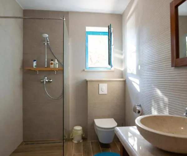 Kovaceva Bay تكون