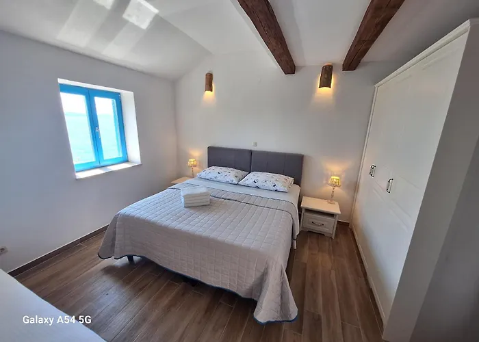 فيلة Kovaceva Bay